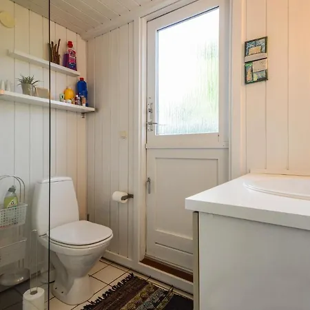 3 Bedroom Awesome In Prázdninový dům Sjolund